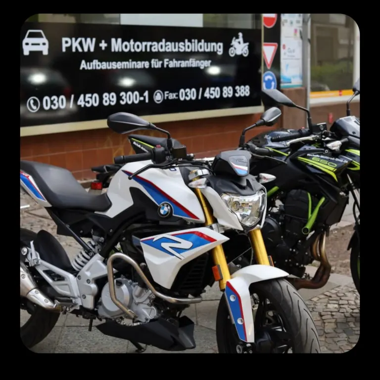 Schulungsmotorräder vor der Fahrschule Persepolis